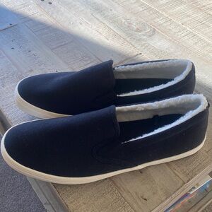 Barely worn Old Navy slip on’s with white faux fur inside shoe size 10